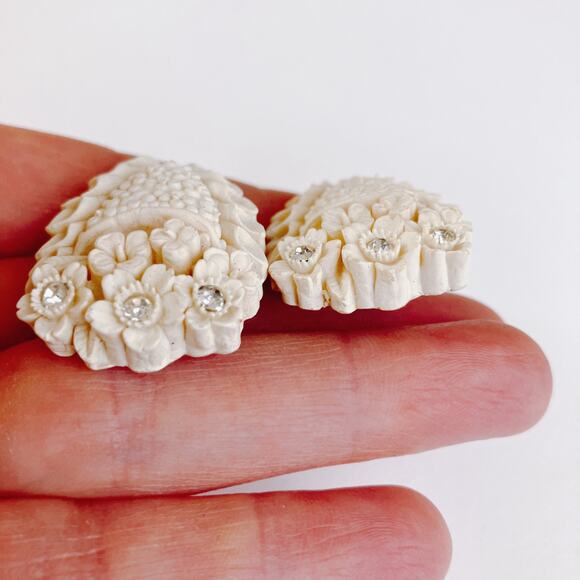 Vintage 1950s Rhinestone Flower Basket Clip Earrings Mid Century Celluloid Resin - Picture 6 of 9